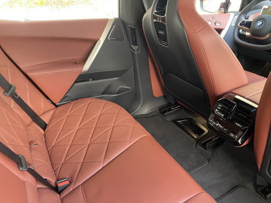 BMW iX 2열. 장우진 기자